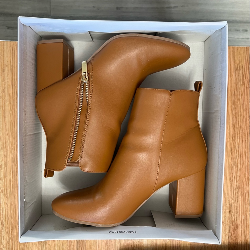 Brown heeled booties!